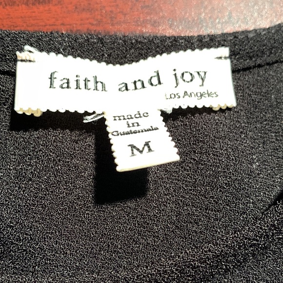 FAITH AND JOY crepe fabric scalloped arm - Picture 7 of 7